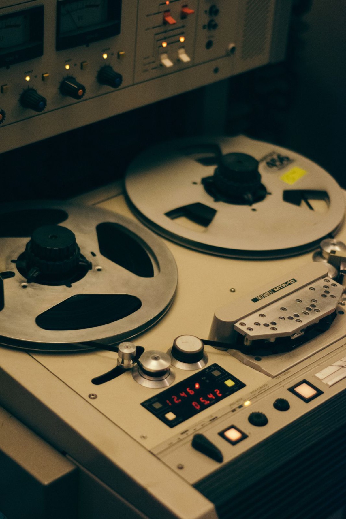 Analogue tape machine with running reels